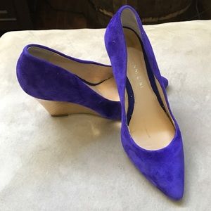 7-1/2M Gianni Bini purple & gold suede wedges