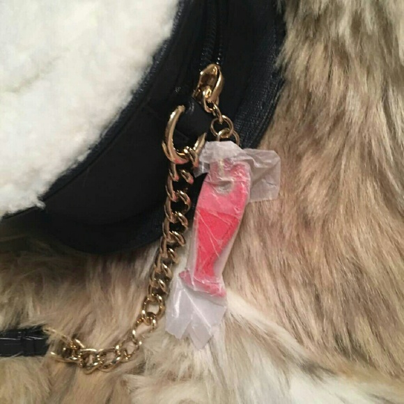 Adorable polar bear crossbody with fishy zipper 😙 - Picture 4 of 4