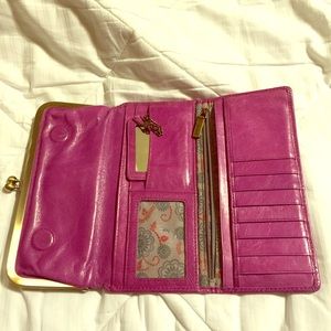 Hobo Rachel wallet. Fuscia color.