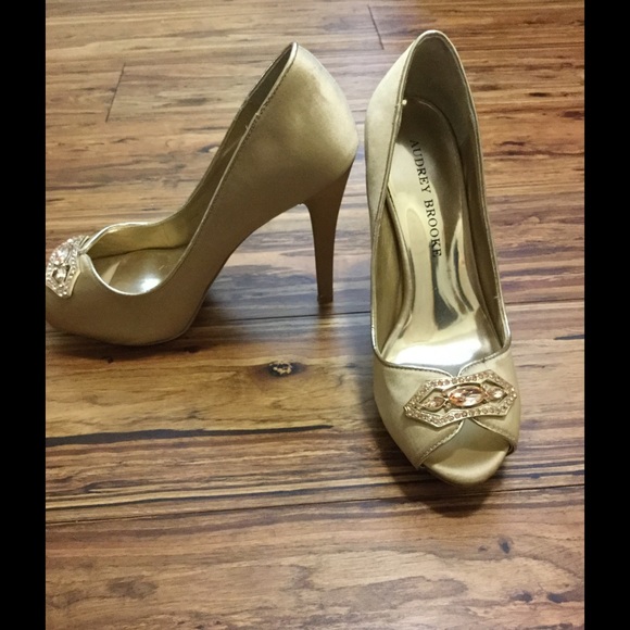 NWOT Audrey Brooke satin peep toe shoes