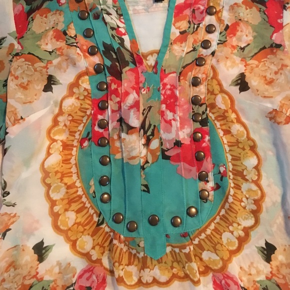 💋SOLD💋 Beautiful patterned top - Picture 3 of 4