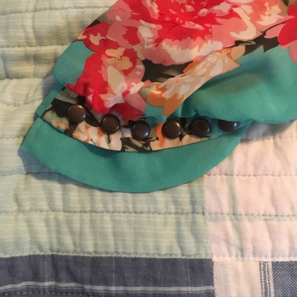 💋SOLD💋 Beautiful patterned top - Picture 4 of 4