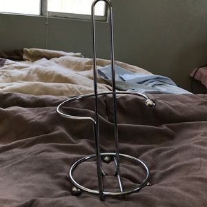 Metal paper towel rack