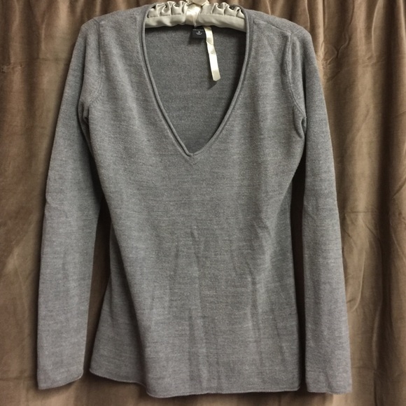 Long sleeve v cut sweater!