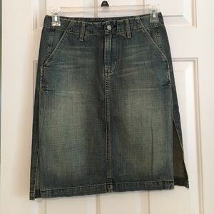 Jean skirt with side slits on each side