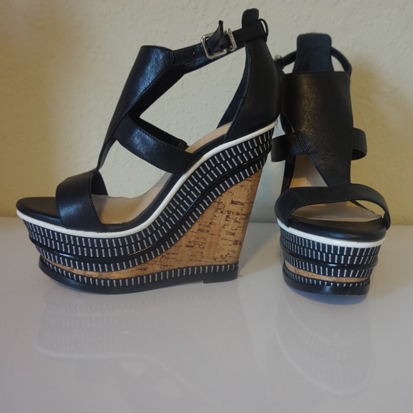 SALE 🎉6.5 Gianni Bini Black White Leather Wedges