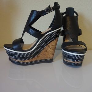 SALE 🎉6.5 Gianni Bini Black White Leather Wedges