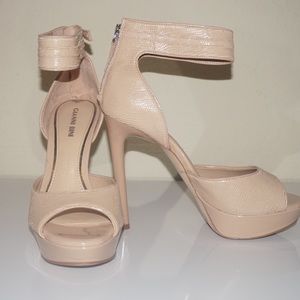 🎉SALE  Size 7 Gianni Bini Cream Platform Heels