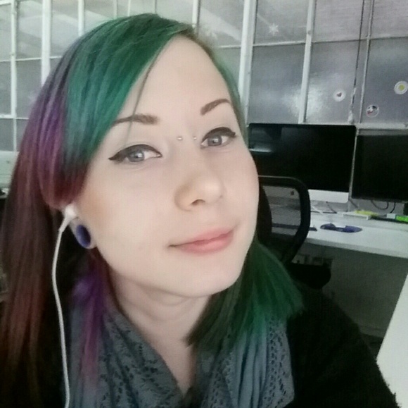 Meet your Posher, Nicole - Picture 4 of 4