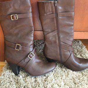 Brown boots. Size 8.5. Great condition.