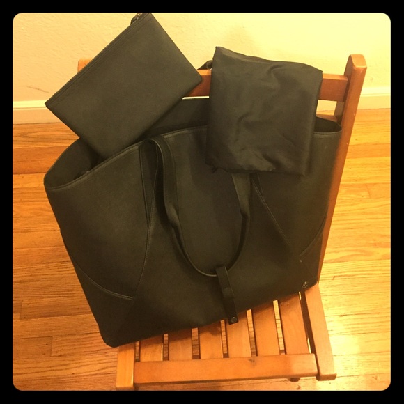 Lulu Lemon large tire bag with shoe and makeup bag