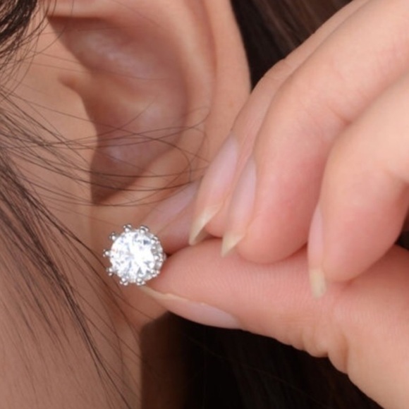 ⚡️SALE⚡️925 Sterling Silver Crown CZ Stud Earrings - Picture 6 of 6