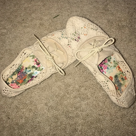 Lace flats
