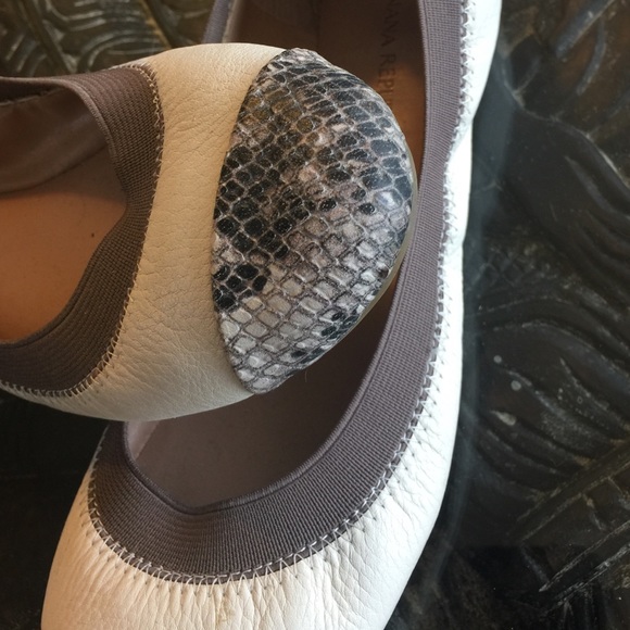 Banana Republic Shoes - Banana republic snakeskin flats Banana Republic Shoes - Banana republic snakeskin flats