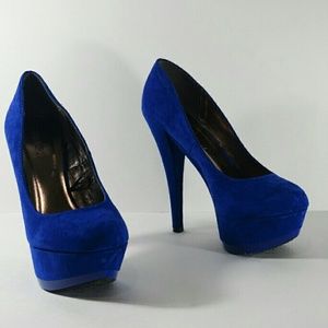 Blue pumps