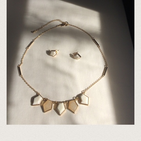 🌸Statement Necklace & Earring Set - Picture 2 of 2