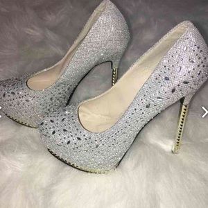 🅢🅞🅛🅓 Ⓜ️ercari NWOT Silver Embellished Heels