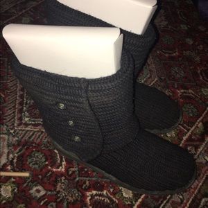 Ugg classic cardy boot.Note:buttons are reversible