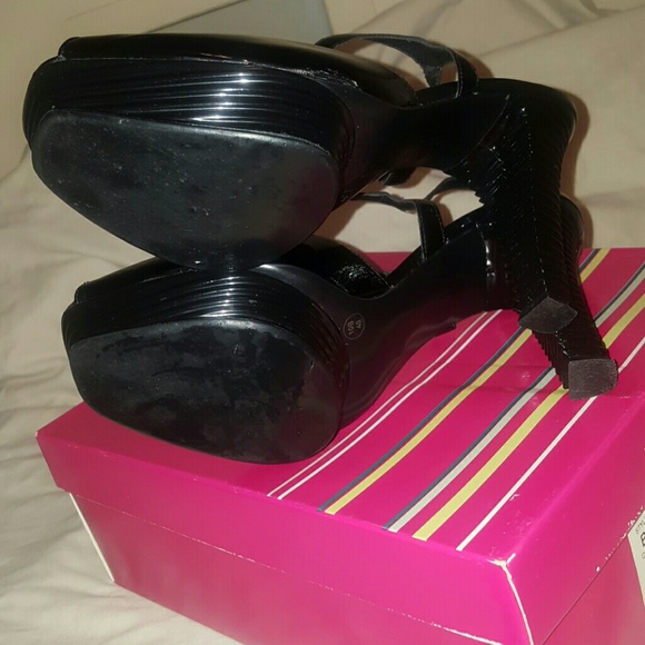 BCBGirls BLACK PATENT LEATHER HEELS - Picture 3 of 4