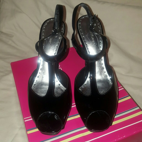 BCBGirls BLACK PATENT LEATHER HEELS - Picture 4 of 4