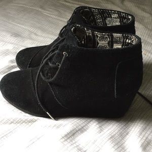 Tom's wedge booties-black