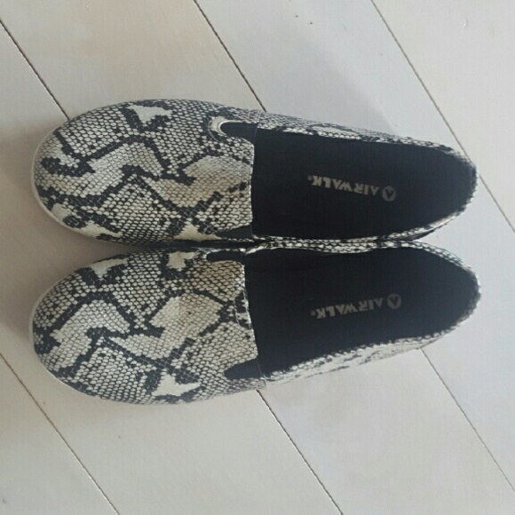 Airwalk toms style slip ons