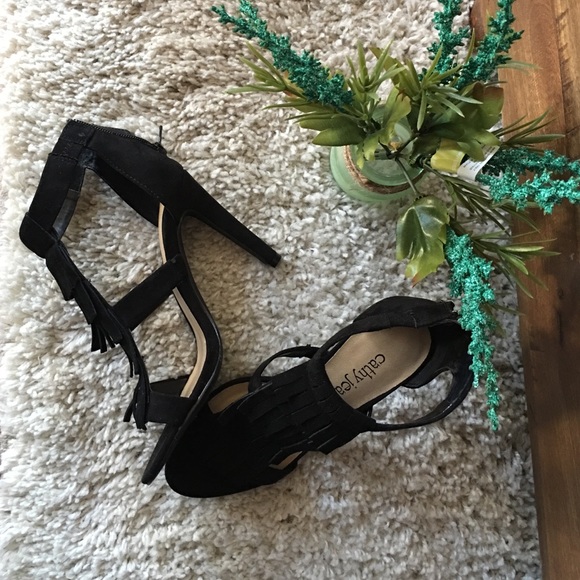 Tusseled sandals