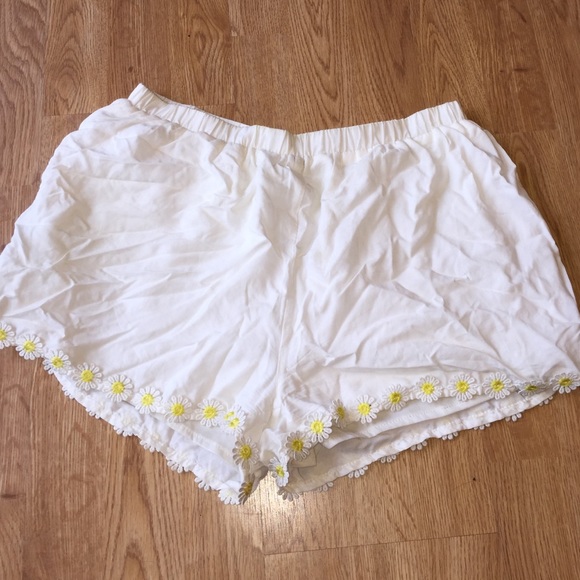 White Daisy Festival Shorts🌼