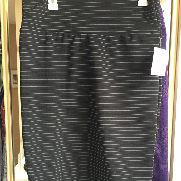 NWT LulaRoe Black & White Stripe Cassie--Large