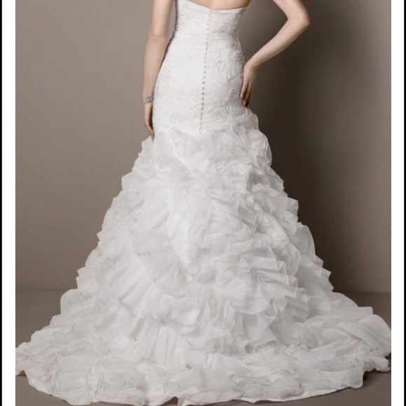 Galina Signature wedding dress - Picture 3 of 4