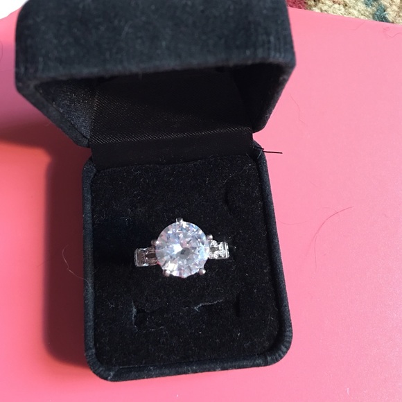 Beautiful cocktail Ring - Picture 2 of 4