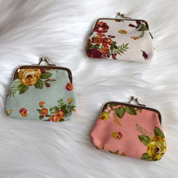White Floral Coin Purse - Picture 3 of 3