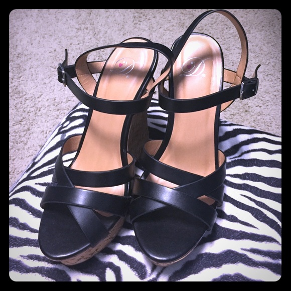 Heart in D size 6.5 black wedges