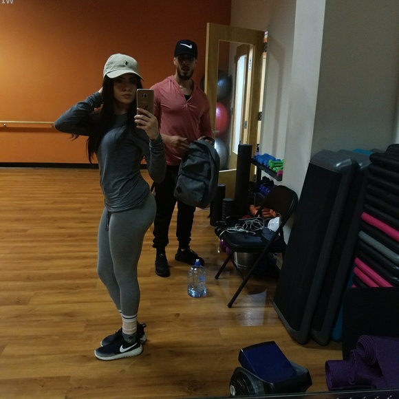 Meet your Posher! - Picture 5 of 8