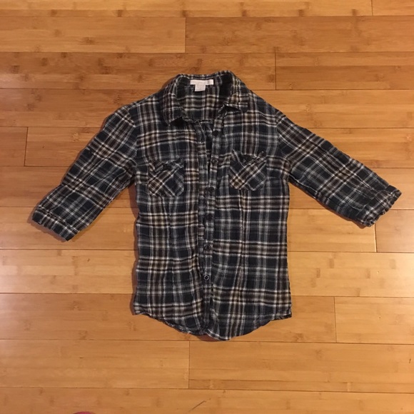 Navy blue plaid bottom up shirt!