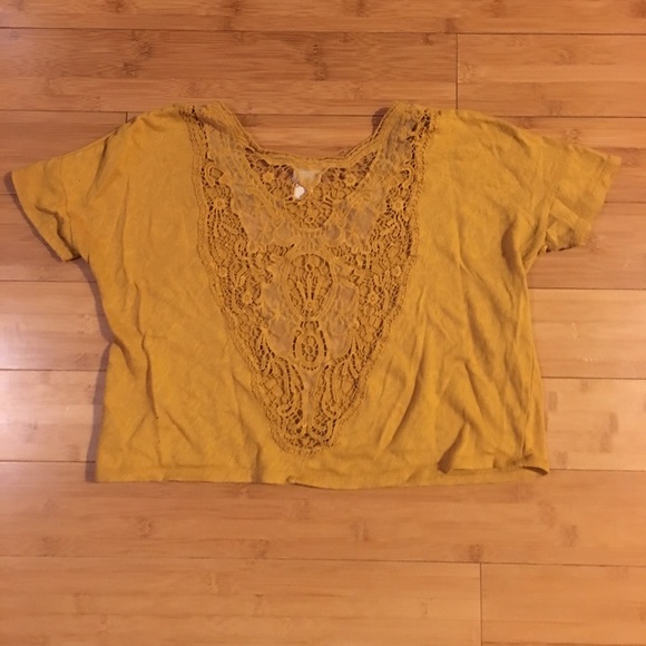 Beautiful mellow yellow crop top w/ lace details