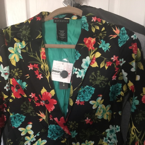 Adorable floral blazer 3 quarter sleeve.