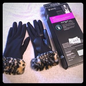 Isotoner xs/s gloves black with leopard trim