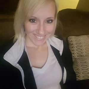 Meet your Posher, Deedee