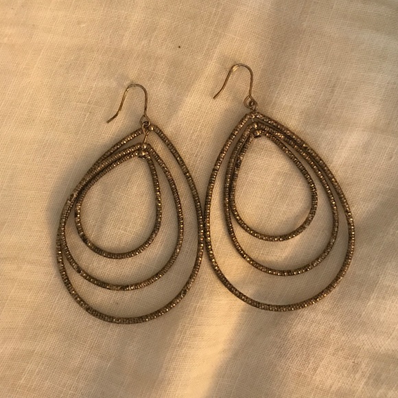 Gold pear shaped earring