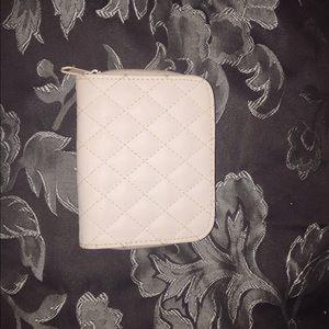 🚨Cream Quilted Wallet🚨