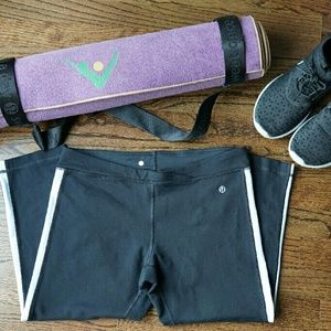 Lululemon black capris