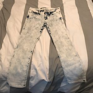 Light wash Madewell skinny jeans. Size 27