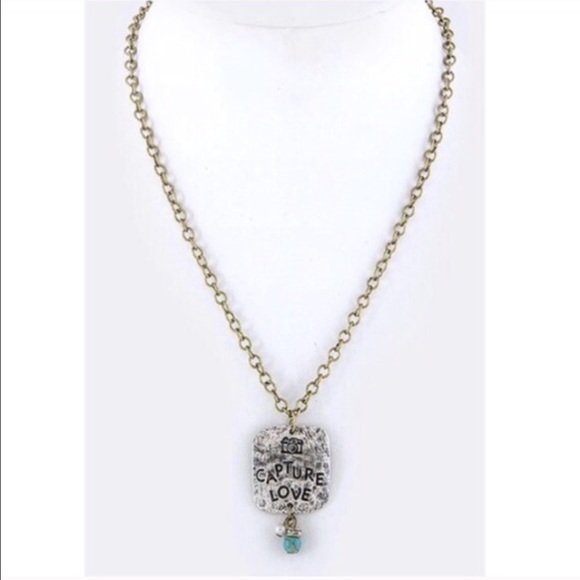 The CAPTURE LOVE necklace - Picture 2 of 2