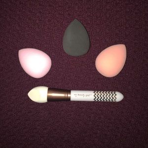 BRAND NEW Set Of Four Beauty Sponges