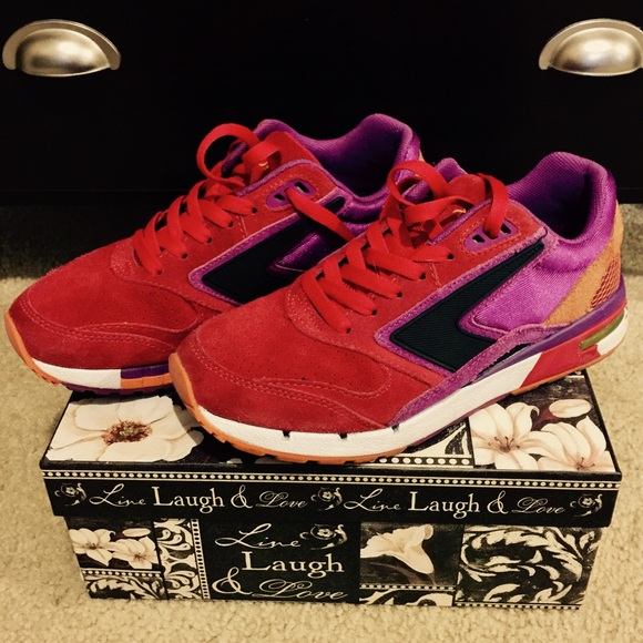 Women's Brooks Tennis Shoes