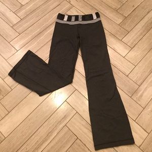 Lululemon Groove Pant, size 6.  Dark gray.