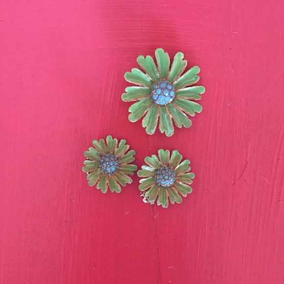 Matching flower brooch and earrings - Picture 1 of 1