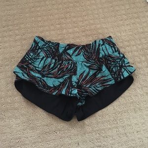 Lulu lemon short short 2 1/2"