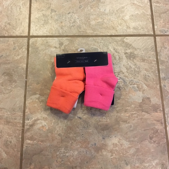 4 pairs of children's socks